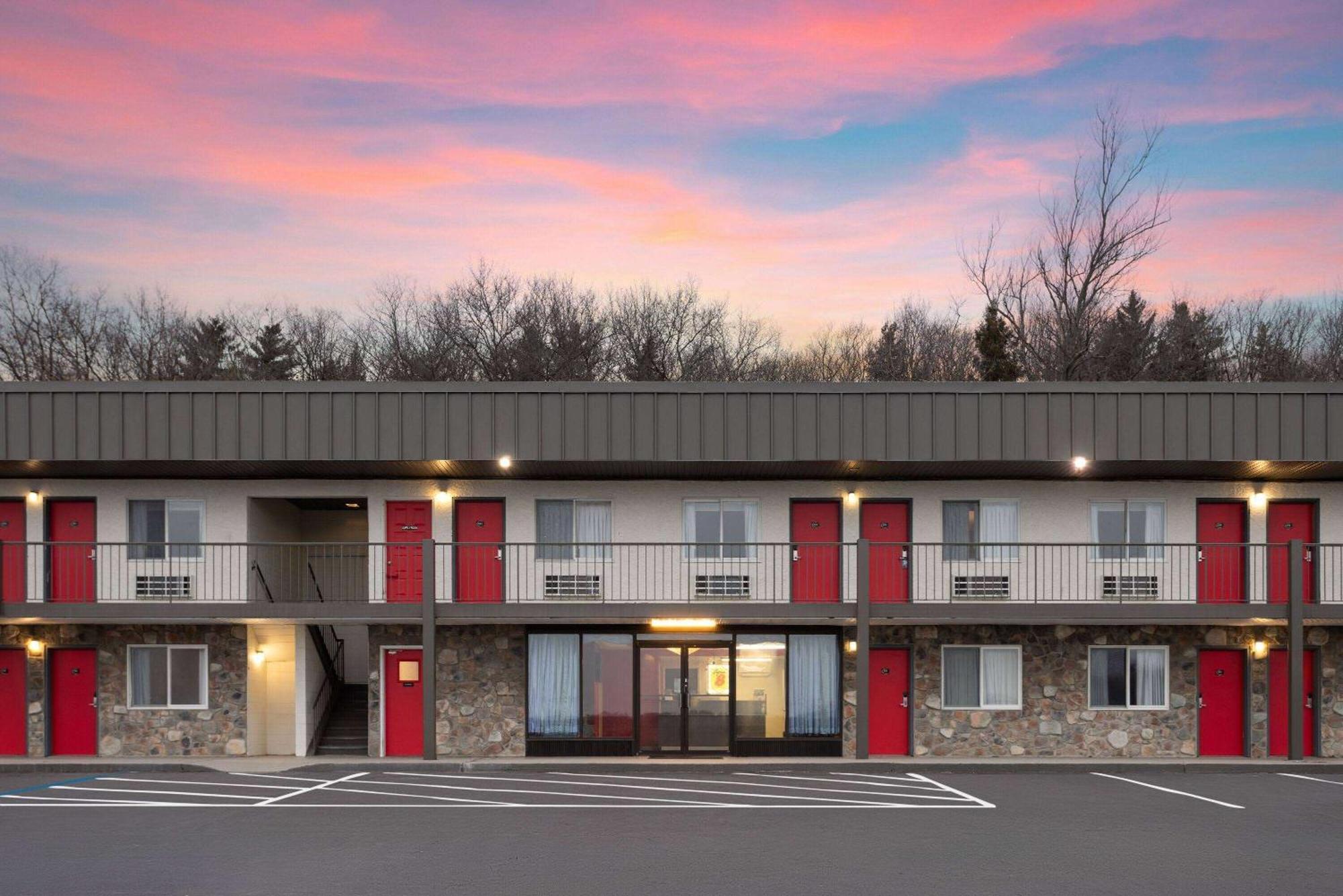 Super 8 By Wyndham Hazleton Motel Exterior photo