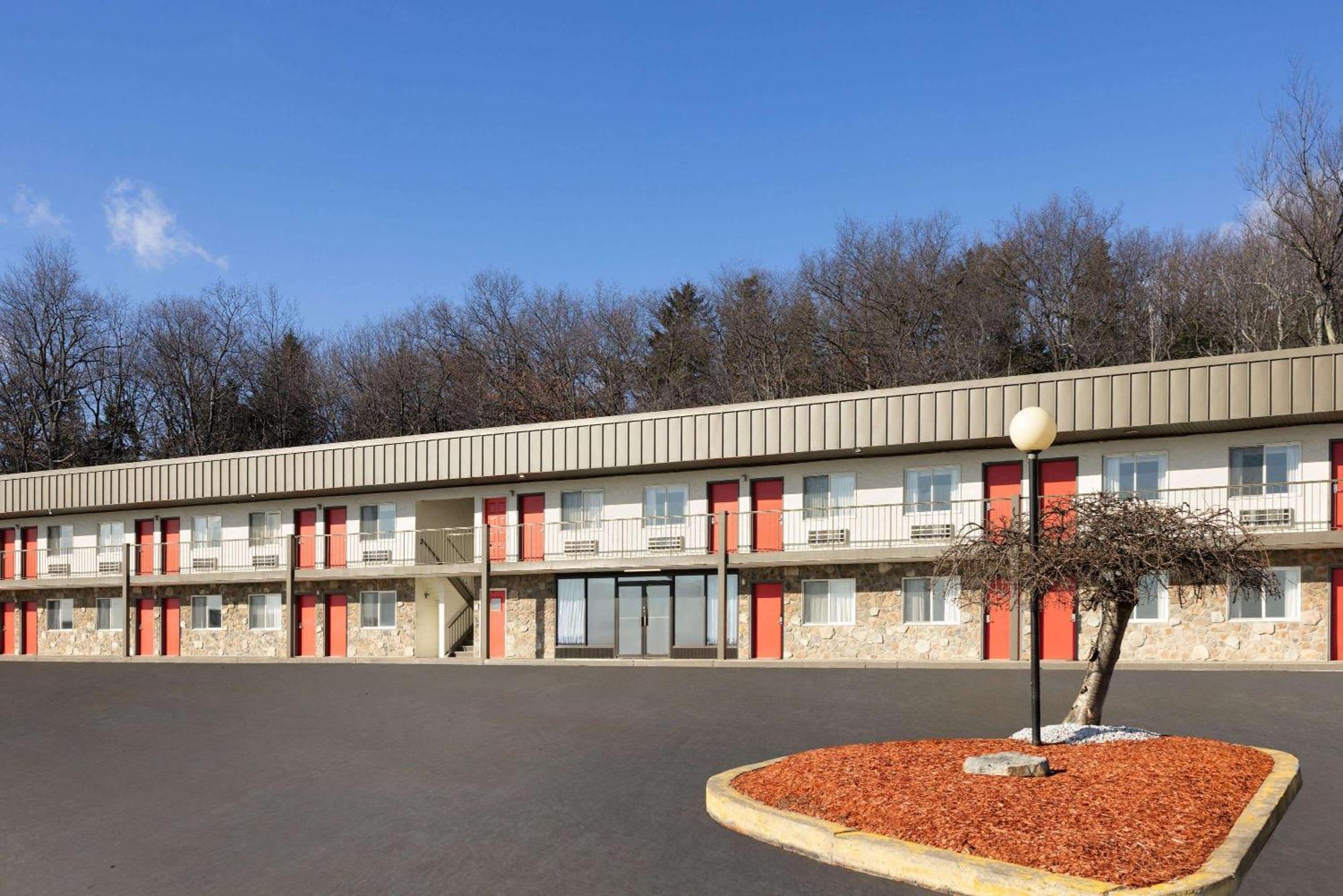 Super 8 By Wyndham Hazleton Motel Exterior photo
